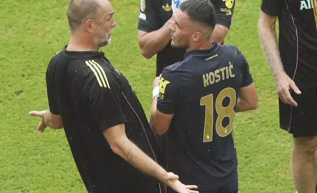 Juventus manager Igor Tudor speaks with Filip Kostic (18) during a water break in the Club World Cup round of 16 soccer match between Real Madrid and Juventus in Miami Gardens, Fla., Tuesday, July 1, 2025. (AP Photo/Marta Lavandier)