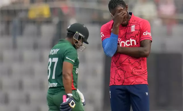 FILE - England's Jofra Archer, center, reacts after teammate Rehan Ahmed dropped a catch of Bangladesh's Rony Talukdar, left, during the third and last T20 cricket match between Bangladesh and England in Dhaka, Bangladesh, Tuesday, March 14, 2023. (AP Photo/Aijaz Rahi, File)
