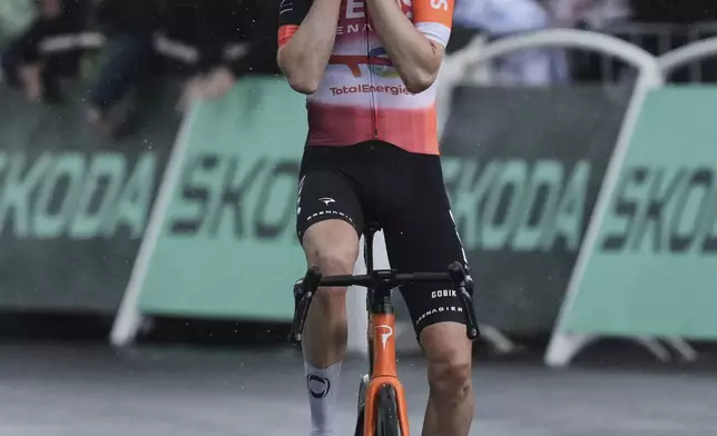 Netherlands' Thymen Arensman crosses the finish line to win the nineteenth stage of the Tour de France cycling race over 93.1 kilometers (57.85 miles) with start in Albertville and finish in La Plagne, France, Friday, July 25, 2025. (AP Photo/Thibault Camus)
