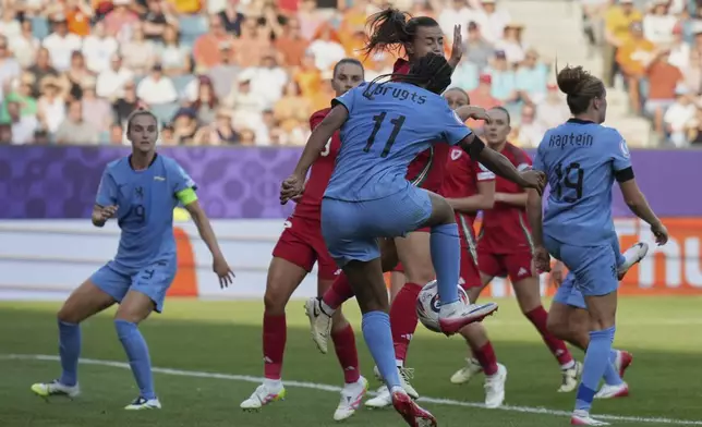 Netherlands' Esmee Brugts, center, scores her side's third goal during the Euro 2025, group D, soccer match between Wales and the Netherlands at Allmend Stadion Luzern in Lucerne, Switzerland, Saturday, July 5, 2025. (AP Photo/Alessandra Tarantino)