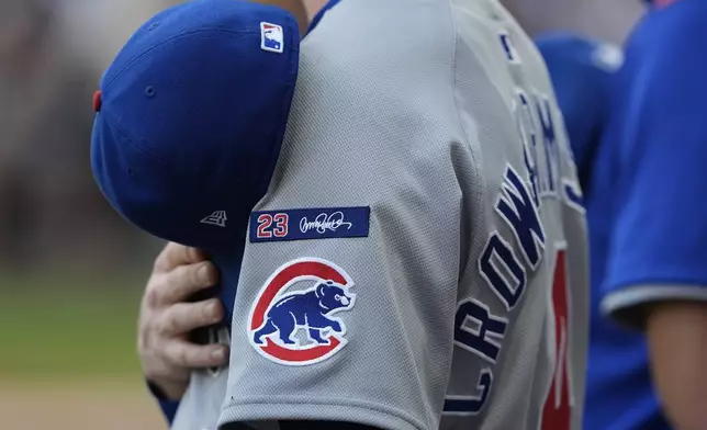 Chicago Cubs' Pete Crow-Armstrong wears a patch honoring Ryne Sandberg before a baseball game against the Milwaukee Brewers, Tuesday, July 29, 2025, in Milwaukee. (AP Photo/Aaron Gash)