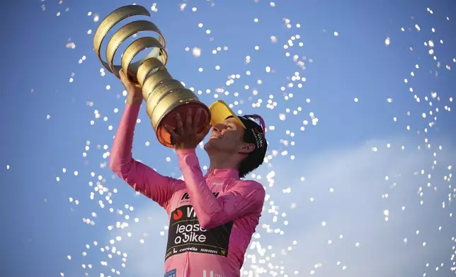 Giro pink jersey Team Visma-Lease a Bike Simon Yates celebrates his victory in the Giro d'Italia cycling race, in Roma, Italy, Sunday, June 1, 2025 (AP Photo/Alessandra Tarantino)