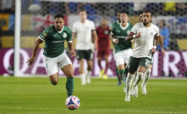 Palmeiras' Vitor Roque breaks away during the Club World Cup quarterfinal soccer match between Palmeiras and Chelsea in Philadelphia, Friday, July 4, 2025. (AP Photo/Derik Hamilton)