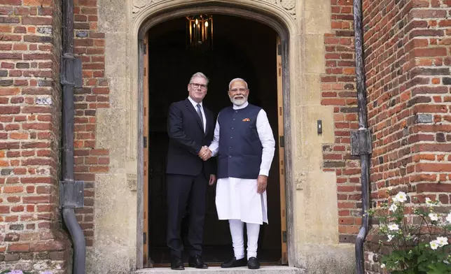 Britain's Prime Minister Keir Starmer welcomes Indian Prime Minister Narendra Modi at Chequers near Aylesbury, England, Thursday, July 24, 2025.(AP Photo/Kin Cheung, Pool)
