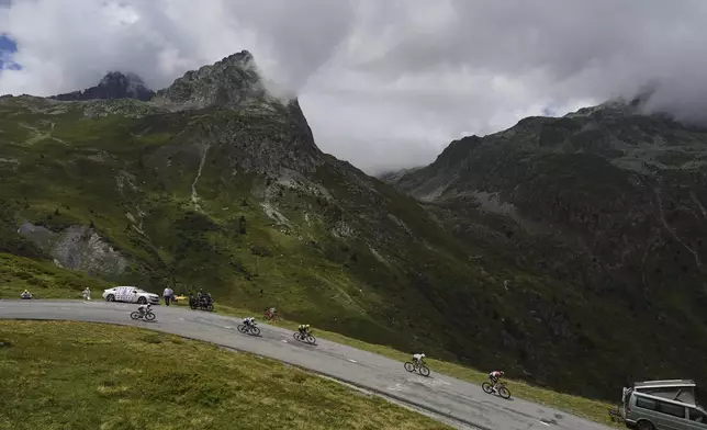 Netherlands' Thymen Arensman, right, France's Lenny Martinez, wearing the best climber's dotted jersey, Matteo Jorgenson of the U.S., Austria's Gregor Muehlberger, and Slovenia's Primoz Roglic, from front to rear, speed down Col du Glandon in the breakaway during the eighteenth stage of the Tour de France cycling race over 171.5 kilometers (106.6 miles) with start in Vif and finish in Courchevel Col de la Loze, France, Thursday, July 24, 2025. (AP Photo/Thibault Camus)