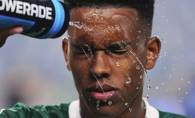 Palmeiras' Estevao douses himself in water before the Club World Cup quarterfinal soccer match between Palmeiras and Chelsea in Philadelphia, Friday, July 4, 2025. (AP Photo/Derik Hamilton)