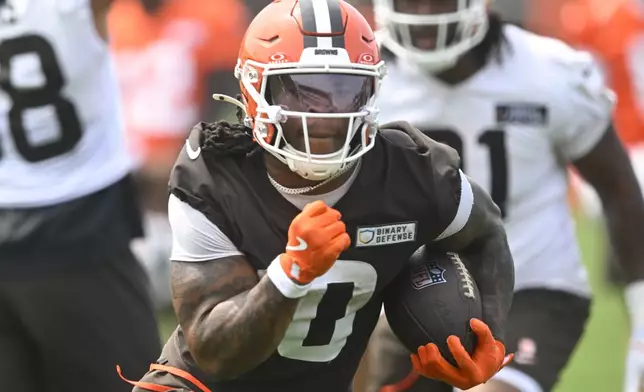 FILE - Cleveland Browns running back Quinshon Judkins (10) runs with the ball during NFL football minicamp in Berea, Ohio, June 12, 2025. (AP Photo/David Richard, file)