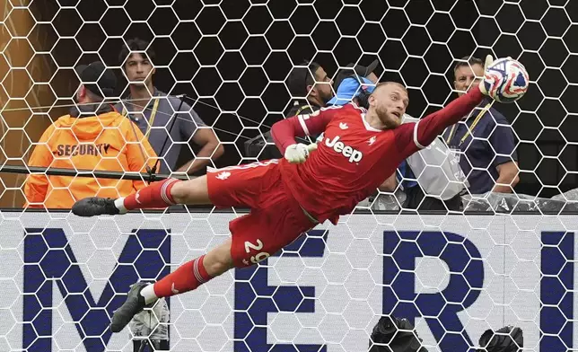 Juventus goalkeeper Michele Di Gregorio makes a save on a shot by Real Madrid's Federico Valverde during the Club World Cup round of 16 soccer match between Real Madrid and Juventus in Miami Gardens, Fla., Tuesday, July 1, 2025. (AP Photo/Rebecca Blackwell)
