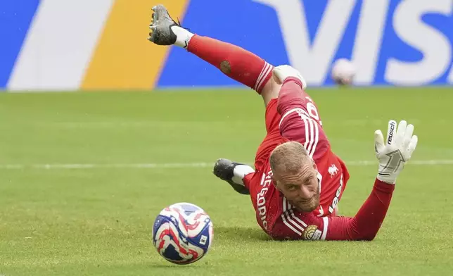 Juventus' Michele Di Gregorio savesduring the Club World Cup round of 16 soccer match between Real Madrid and Juventus in Miami Gardens, Fla., Tuesday, July 1, 2025. (AP Photo/Rebecca Blackwell)