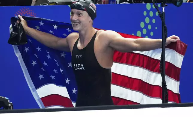 Katie Ledecky of the United States celebrates after winning gold medal in the women's 1500m freestyle final at the World Aquatics Championships in Singapore, Tuesday, July 29, 2025. (AP Photo/Vincent Thian)