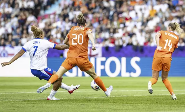 England's Lauren James, left, scores the opening goal during theEuro 2025, group D, soccer match between England and the Netherlands in Zurich, Switzerland, Wednesday, July 9, 2025. (Michael Buholzer/Keystone via AP)