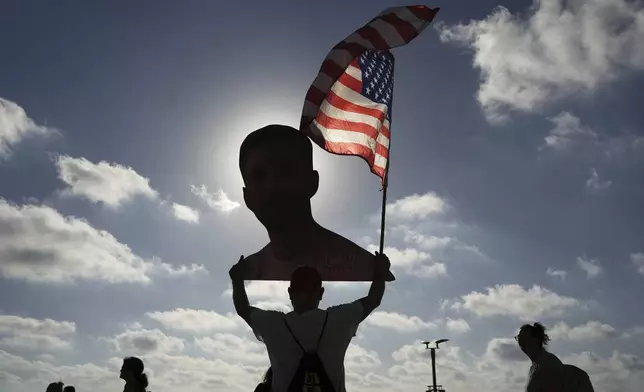 People attend a rally calling for the release of hostages held in the Gaza Strip and urging a ceasefire, outside the U.S. Embassy branch office in Tel Aviv, Israel, Monday, July 7, 2025, ahead of the planned meeting in Washington between U.S. President Donald Trump and Israeli Prime Minister Benjamin Netanyahu. (Photo/Oded Balilty)