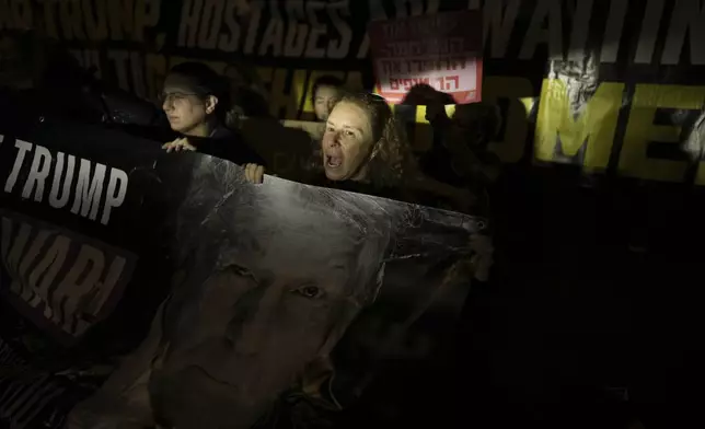 People attend a rally calling for the release of hostages held in the Gaza Strip and urges a ceasefire, in front of the U.S. Embassy branch office in Tel Aviv, Israel, Monday, July 7, 2025, ahead of the planned meeting between U.S. President Donald Trump and Israeli Prime Minister Benjamin Netanyahu. (Photo/Oded Balilty)