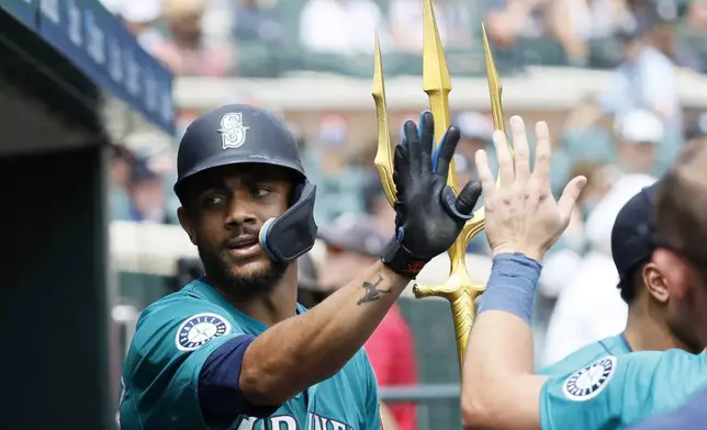 Seattle Mariners' Julio Rodríguez celebrates his home run against the Detroit Tigers during the third inning of a baseball game Sunday, July 13, 2025, in Detroit. (AP Photo/Duane Burleson)