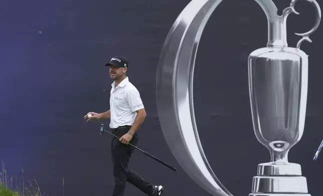 Brian Harman of the United States acknowledges the crowd after making a birdie putt on the 18th green during the second round of the British Open golf championship at the Royal Portrush Golf Club, Northern Ireland, Friday, July 18, 2025. (AP Photo/Jon Super)