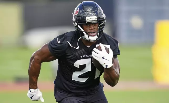 Houston Texans runningback Nick Chubb works out during the team's NFL football training camp Wednesday, July 23, 2025, in Houston. (AP Photo/Ashley Landis)