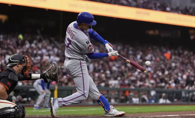 New York Mets' Mark Vientos hits a two-run double during the sixth inning of a baseball game against the San Francisco Giants, Saturday, July 26, 2025, in San Francisco. (AP Photo/Godofredo A. Vásquez)