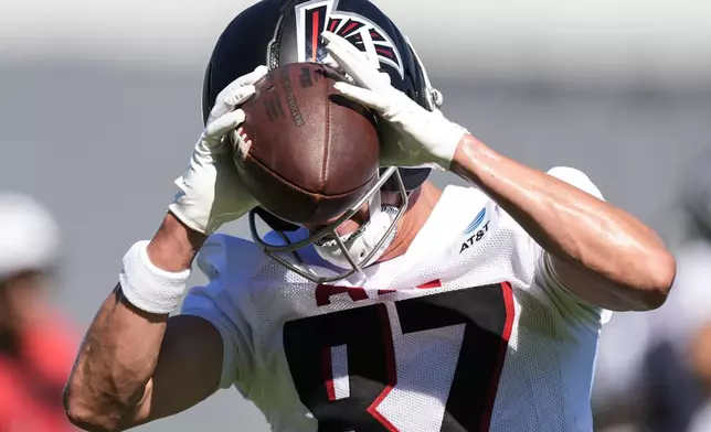Atlanta Falcons wide receiver David Sills V (87) works out during practice at the team's NFL football camp, Saturday, July 26, 2025, in Flowery Branch, Ga. (AP Photo/Mike Stewart)