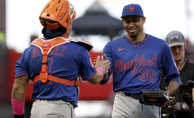 New York Mets pitcher Edwin Díaz (39) celebrates with Francisco Alvarez (4) after defeating the San Francisco Giants during a baseball game in San Francisco, Sunday, July 27, 2025. (AP Photo/Jed Jacobsohn)