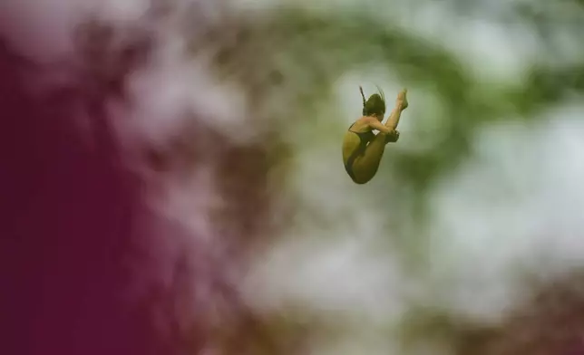 Kaylea Arnett of the United States competes in the women's 20m platform final at the World Aquatics Championships in Singapore, Saturday, July 26, 2025. (AP Photo/Vincent Thian)