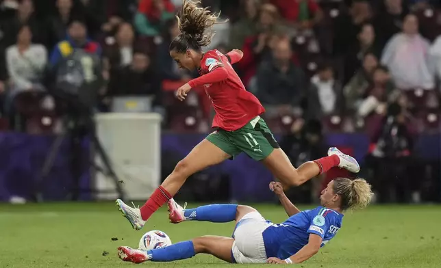 Italy's Emma Severini tries to tackle Portugal's Tatiana Pinto during the Euro 2025, group B, soccer match between Portugal and Italy at Stade de Geneve in Geneva, Switzerland, Monday, July 7, 2025. (AP Photo/Alessandra Tarantino)