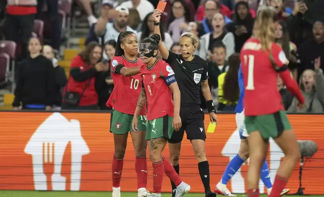 Referee Ivana Martincic shows a red card after a second yellow to Portugal's Ana Borges, center, during the Euro 2025, group B, soccer match between Portugal and Italy at Stade de Geneve in Geneva, Switzerland, Monday, July 7, 2025. (AP Photo/Alessandra Tarantino)