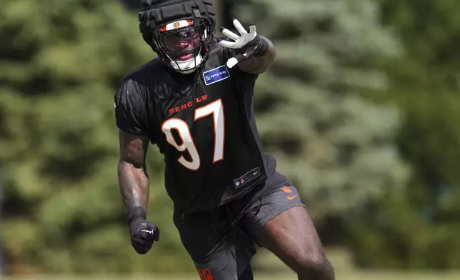 Cincinnati Bengals defensive end Shemar Stewart performs a drill during practice at the team's NFL football training camp, Sunday, July 27, 2025, in Cincinnati. (AP Photo/Jeff Dean)