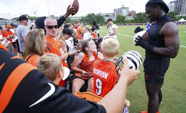 Cincinnati Bengals' Shemar Stewart, right, signs autographs during practice at the team's NFL football training camp, Sunday, July 27, 2025, in Cincinnati. (AP Photo/Jeff Dean)