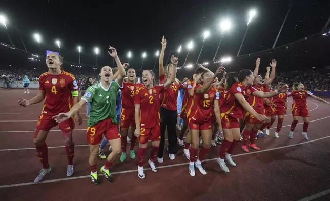 Spain players celebrate at the end of the Women's Euro 2025 semifinals soccer match between Germany and Spain at Stadion Letzigrund in Zurich, Switzerland, Wednesday, July 23, 2025. (AP Photo/Alessandra Tarantino)