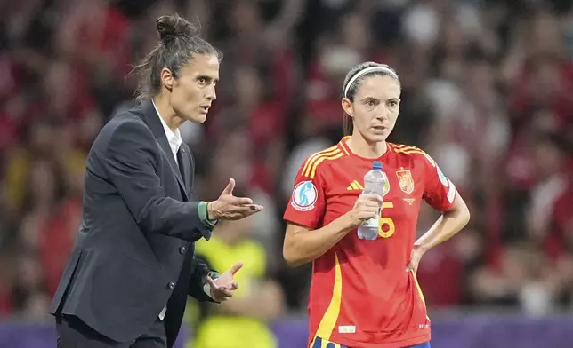 Spain head coach Montserrat Tome talks to Spain's Aitana Bonmati during the Women's Euro 2025 quarterfinals soccer match between Spain and Switzerland at Stadion Wankdorf in Bern, Switzerland, Friday, July 18, 2025. (AP Photo/Martin Meissner)