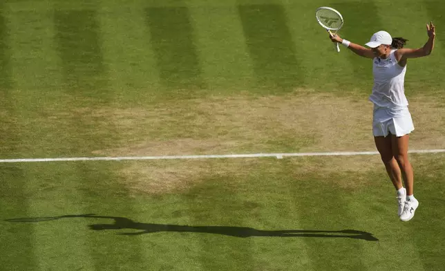 Iga Swiatek of Poland celebrates winning the women's singles final match against Amanda Anisimova of the U.S. at the Wimbledon Tennis Championships in London, Saturday, July 12, 2025.(AP Photo/Joanna Chan)