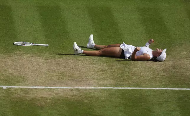 Iga Swiatek of Poland celebrates winning the women's singles final match against Amanda Anisimova of the U.S. at the Wimbledon Tennis Championships in London, Saturday, July 12, 2025.(AP Photo/Joanna Chan)