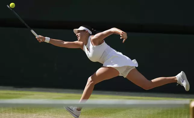 Amanda Anisimova of the U.S. plays a return to Iga Swiatek of Poland during the women's singles final match at the Wimbledon Tennis Championships in London, Saturday, July 12, 2025.(AP Photo/Kirsty Wigglesworth)