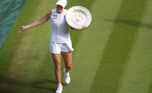 Iga Swiatek of Poland celebrates winning the women's singles final match against Amanda Anisimova of the U.S. at the Wimbledon Tennis Championships in London, Saturday, July 12, 2025.(AP Photo/Joanna Chan)