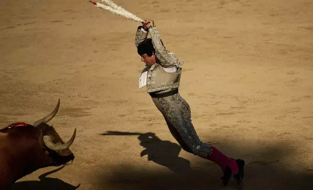 Spanish banderillero José Chacón performs during a bullfight at the San Fermín Festival in Pamplona, northern Spain, on Thursday, July 10, 2025. (AP Photo/Miguel Oses)