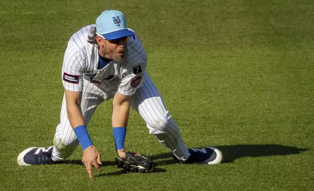 New York Mets second baseman Jeff McNeil makes a diving stop to get out New York Yankees' DJ LeMahieu during the ninth inning of a baseball game, Friday, July 4, 2025, in New York. (AP Photo/Angelina Katsanis)