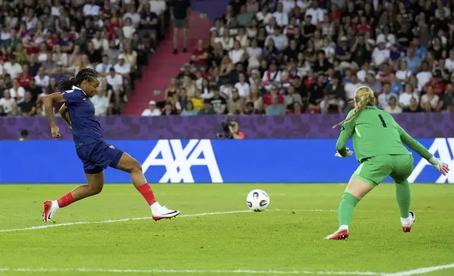 France's Marie-Antoinette Katoto, left, scores the opening goal during the Euro 2025, group D, soccer match between France and England at Stadion Letzigrund in Zurich, Switzerland, Saturday, July 5, 2025. (AP Photo/Martin Meissner)