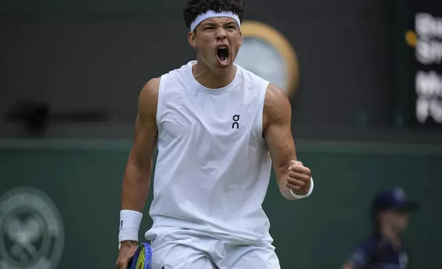Ben Shelton of the U.S. reacts during his men's singles third round match against Marton Fucsovics of Hungary at the Wimbledon Tennis Championships in London, Saturday, July 5, 2025.(AP Photo/Alastair Grant)