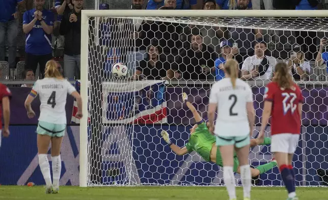 Iceland's Glodis Viggosdottir, left, scores during the Euro 2025, group A, soccer match between Norway and Iceland at Arena Thun in Thun, Switzerland, Thursday, July 10, 2025. (AP Photo/Martin Meissner)