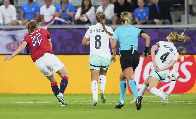 Norway's Signe Gaupset, left, scores during the Euro 2025, group A, soccer match between Norway and Iceland at Arena Thun in Thun, Switzerland, Thursday, July 10, 2025. (AP Photo/Martin Meissner)