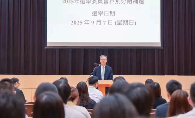 EAC Chairman visits Returning Officer's office of 2025 Election Committee Subsector By-elections  Source: HKSAR Government Press Releases