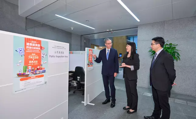 EAC Chairman visits Returning Officer's office of 2025 Election Committee Subsector By-elections  Source: HKSAR Government Press Releases