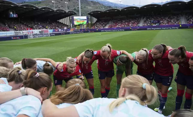 Norway's team captain Ada Hegerberg, at left, speaks to her teammates before the start of the Euro 2025, group A, soccer match between Norway and Finland at Stade de Tourbillon in Sion, Switzerland, Sunday, July 6, 2025. (AP Photo/Alessandra Tarantino)