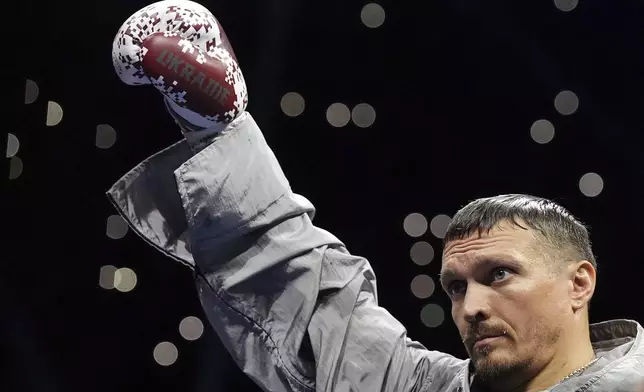 Ukraine's Oleksandr Usyk acknowledges spectators as he walks out for his world heavyweight boxing title fight against Britain's Daniel Dubois, in London, Saturday, July 19, 2025. (Bradley Collyer/PA via AP)