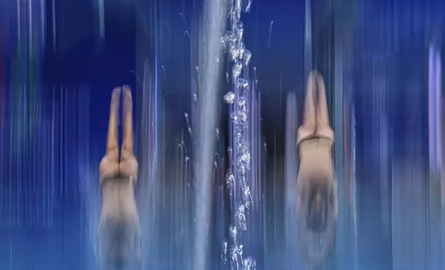 Tazman Abramowicz and Carson Paul of Canada compete in the men's 3m synchronised preliminaries at the World Aquatics Championships in Singapore, Monday, July 28, 2025. (AP Photo/Ng Han Guan)
