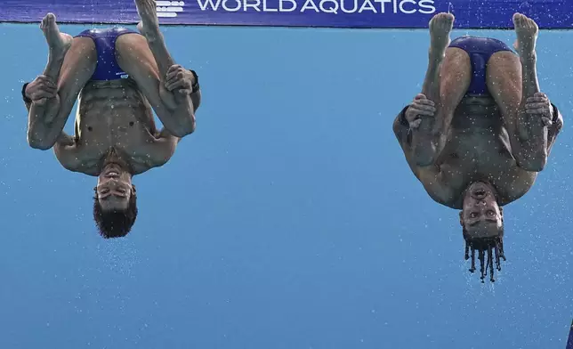 Kyle Kothari and Robbie Lee of Britain compete in the men's 10m synchronised diving final at the World Aquatics Championships in Singapore, Tuesday, July 29, 2025. (AP Photo/Ng Han Guan)