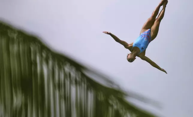 Xantheia Pennisi of Australia competes in the women's 20m platform semifinal at the World Aquatics Championships, in Singapore, Friday, July 25, 2025. (AP Photo/Vincent Thian)