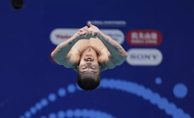 Lyle Yost of the United States competes in the men's 1m springboard diving preliminary at the World Aquatics Championships in Singapore, Sunday, July 27, 2025. (AP Photo/Ng Han Guan)