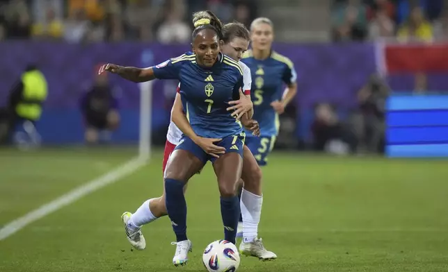 Poland's Nadia Krezyman fights for the ball with Sweden's Madelen Janogy, foreground, during the Euro 2025, group C, soccer match between Poland and Sweden at Allmend Stadion Luzern in Lucerne, Switzerland, Tuesday, July 8, 2025. (AP Photo/Alessandra Tarantino)