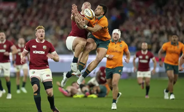 James Lowe of the British &amp; Irish Lions, left, and Australia's Tom Wright battle for a high ball during the second rugby union test at the Melbourne Cricket Ground in Melbourne, Australia, Saturday, July 26, 2025. (AP Photo/Rick Rycroft)